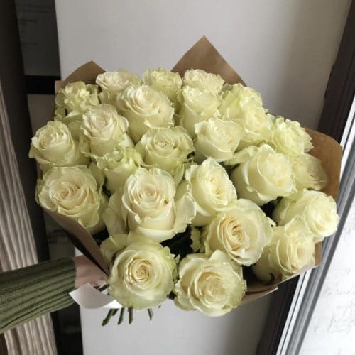 Букет белых роз с доставкой в Бресте. Орхидея