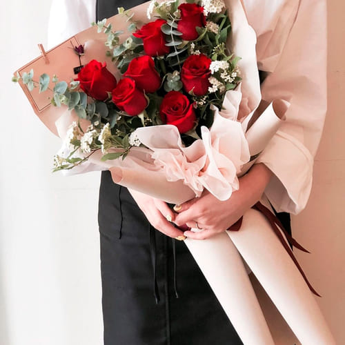 Букет красных роз с доставкой в Бресте. Орхидея