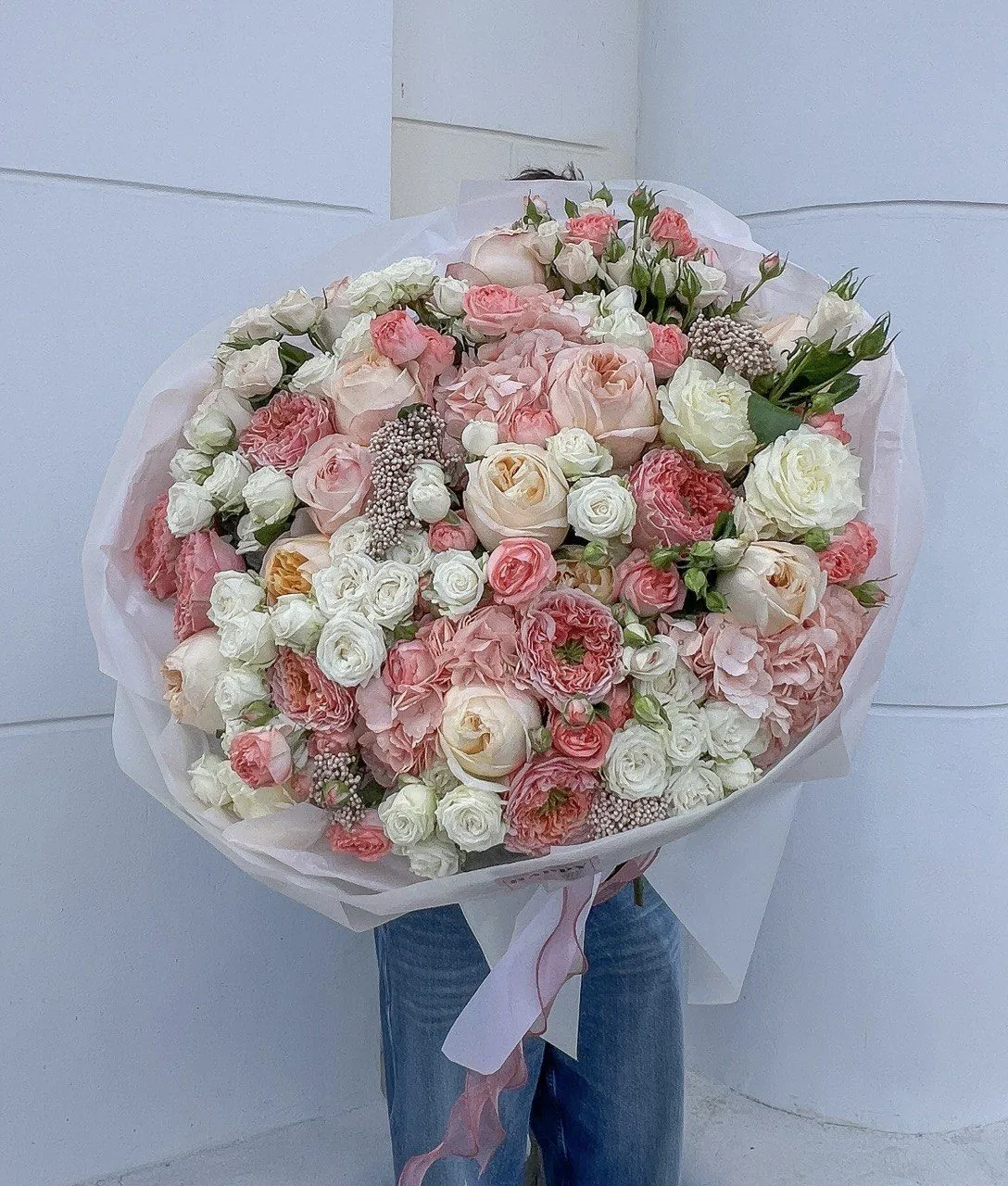 Купить Букет из пионовидной розы, кустовой розы и гортензии №932